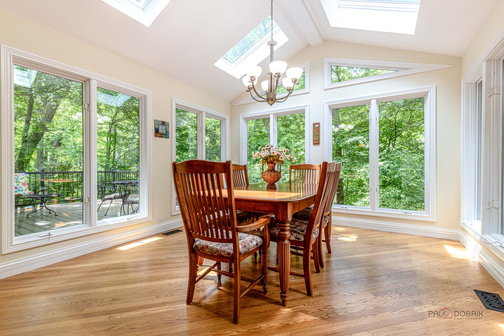 28588 N Tanglewood Court, Libertyville, IL 60048