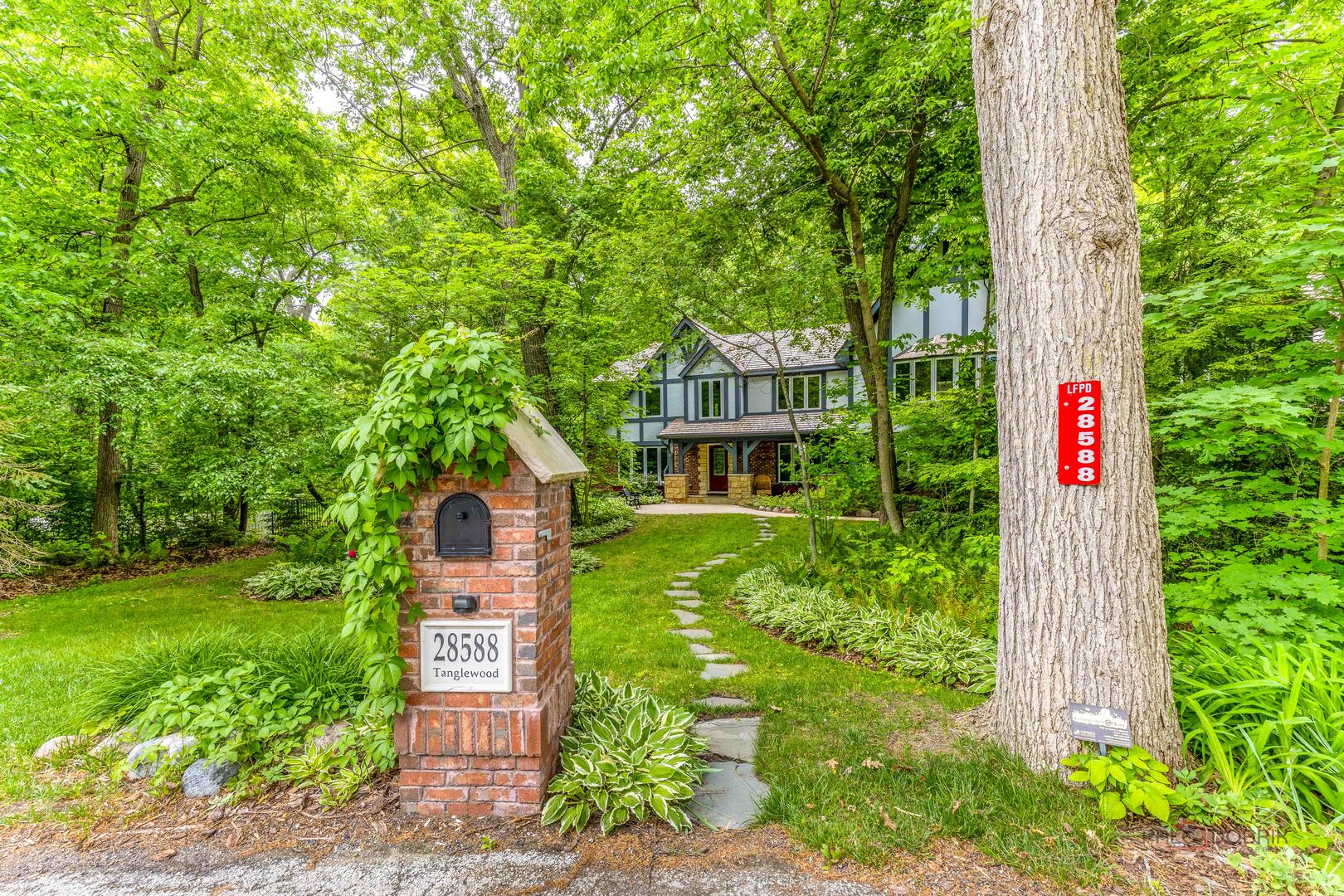 28588 N Tanglewood Court, Libertyville, IL 60048
