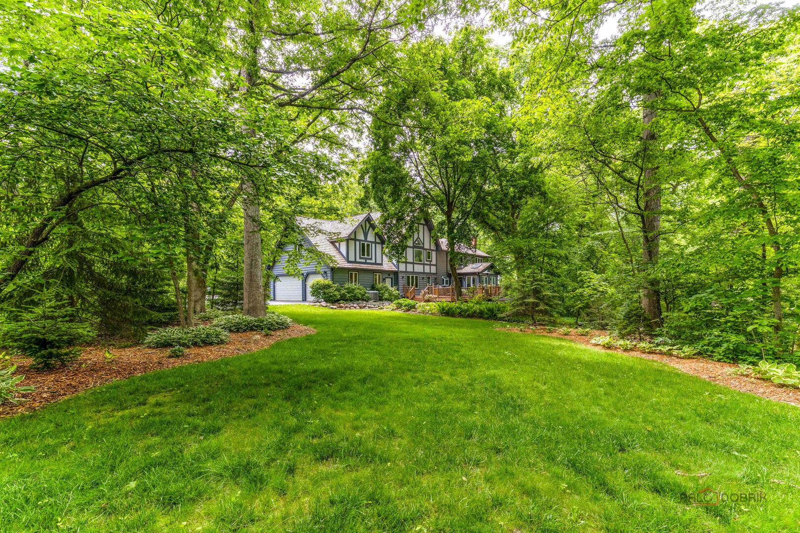 28588 N Tanglewood Court, Libertyville, IL 60048