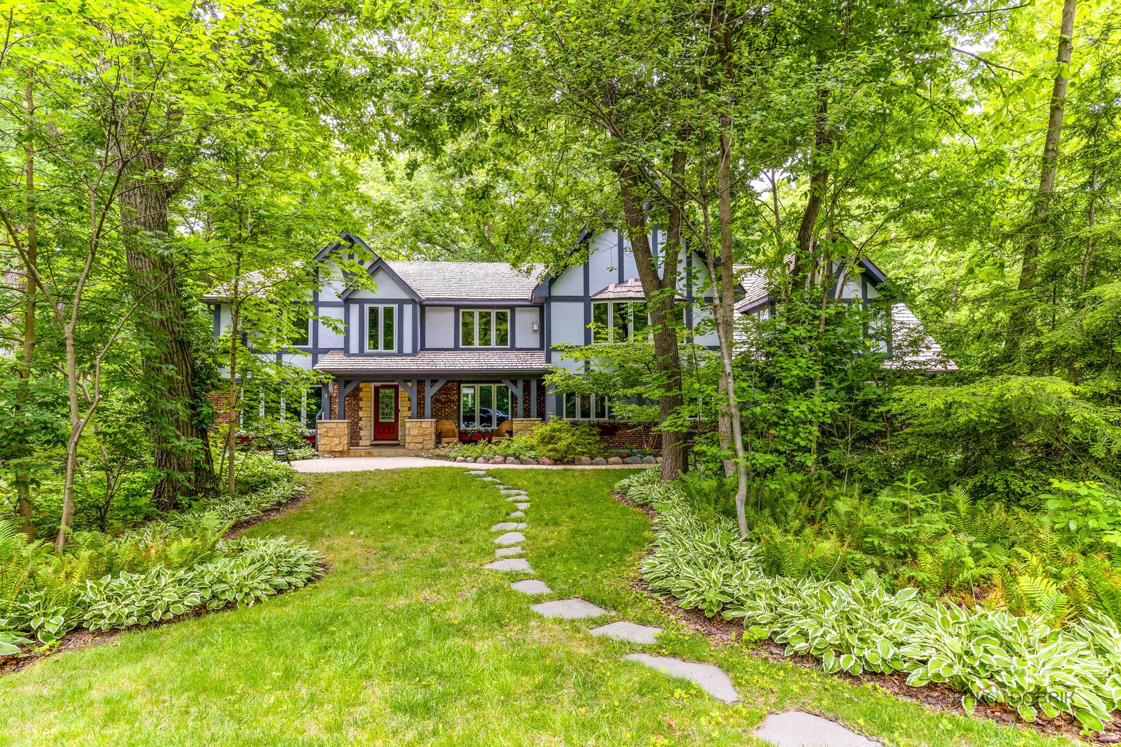 28588 N Tanglewood Court, Libertyville, IL 60048