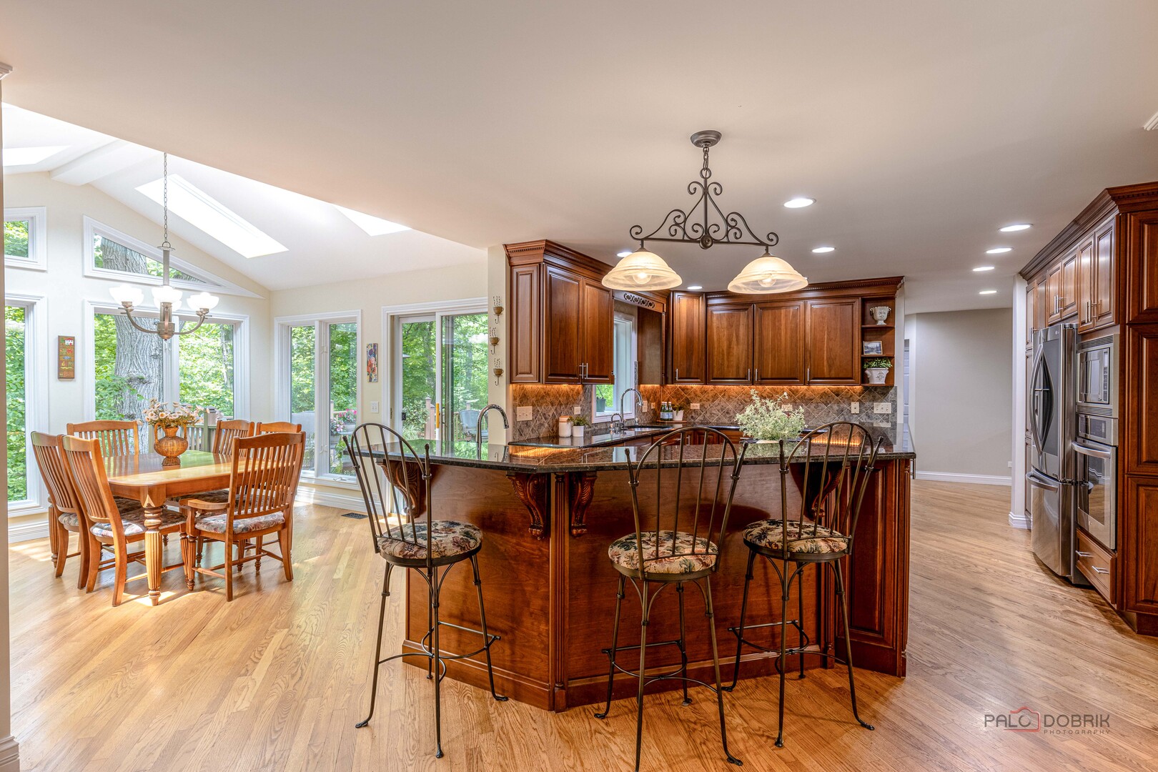 28588 N Tanglewood Court, Libertyville, IL 60048