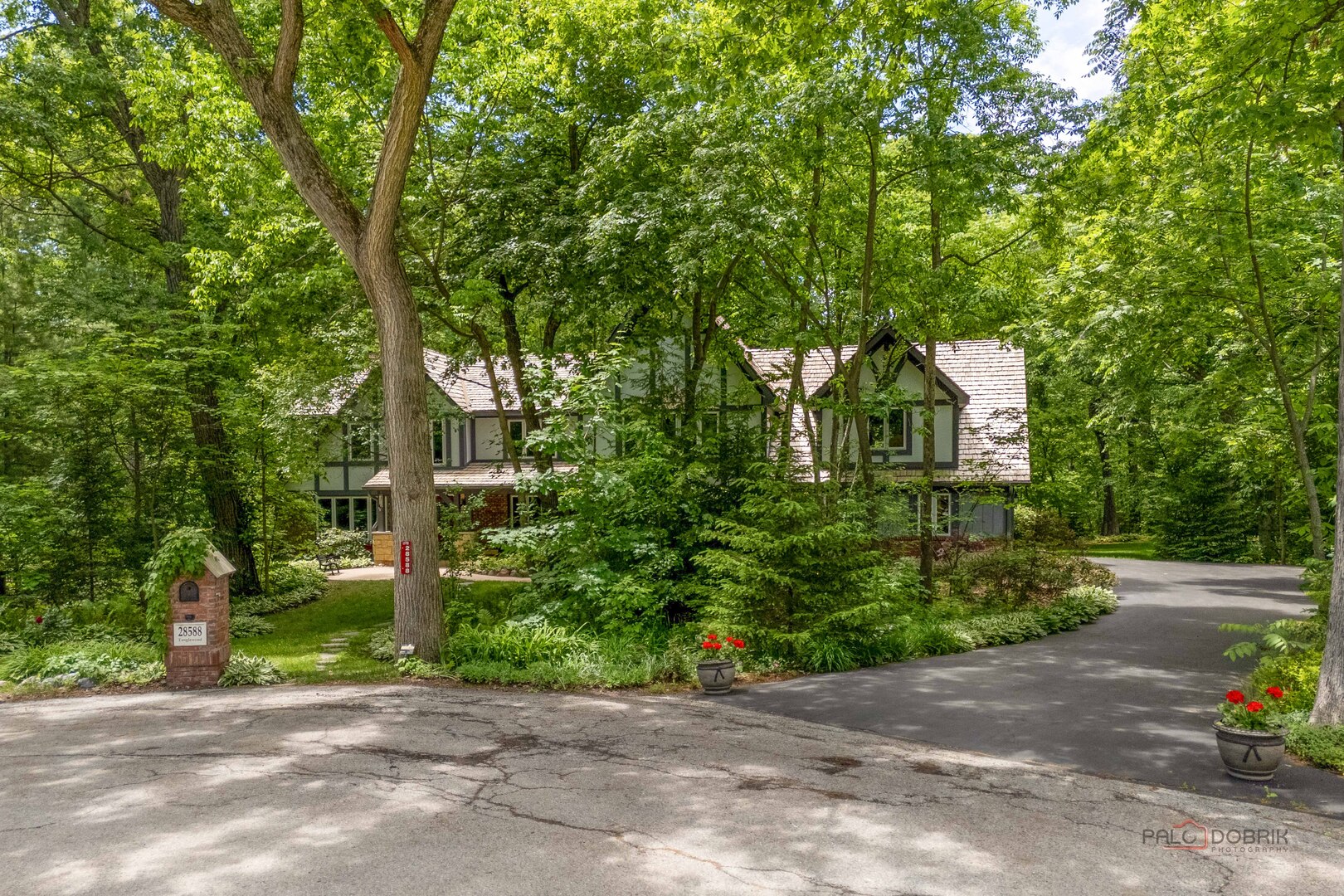 28588 N Tanglewood Court, Libertyville, IL 60048