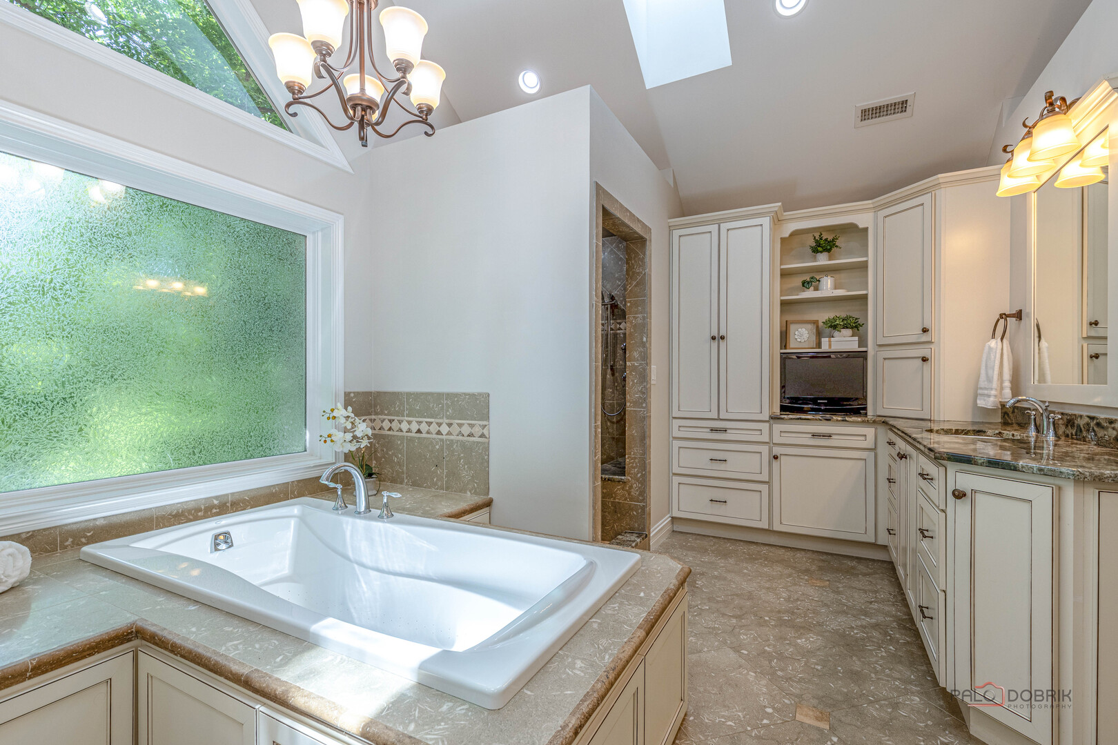 28588 N Tanglewood Court, Libertyville, IL 60048