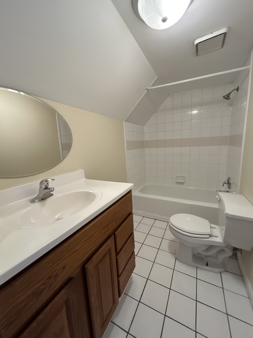 418 Saint Charles Street #B, Elgin, IL 60120