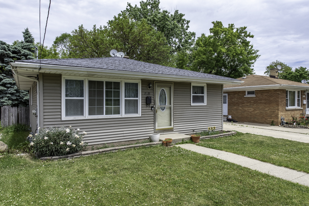 2528 Lucia Avenue, Waukegan, IL 60085