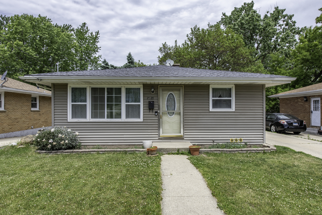 2528 Lucia Avenue, Waukegan, IL 60085