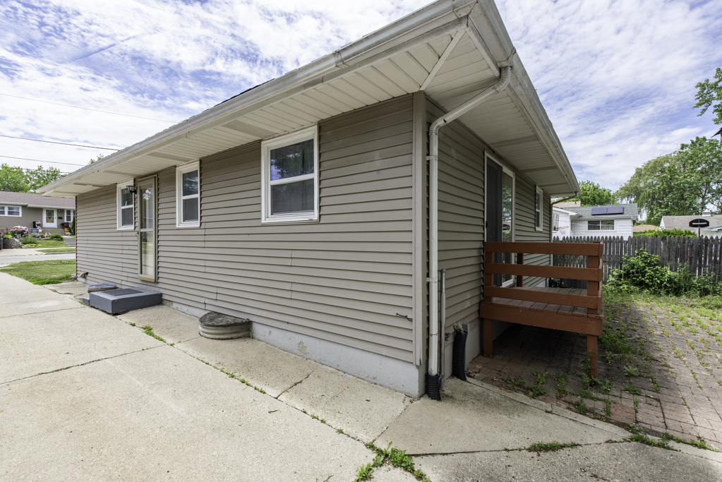 2528 Lucia Avenue, Waukegan, IL 60085