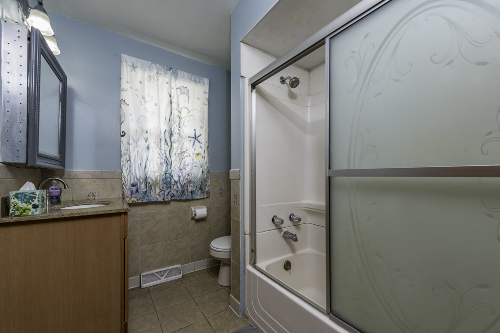 2528 Lucia Avenue, Waukegan, IL 60085