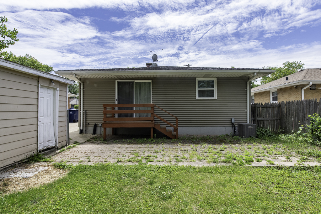 2528 Lucia Avenue, Waukegan, IL 60085