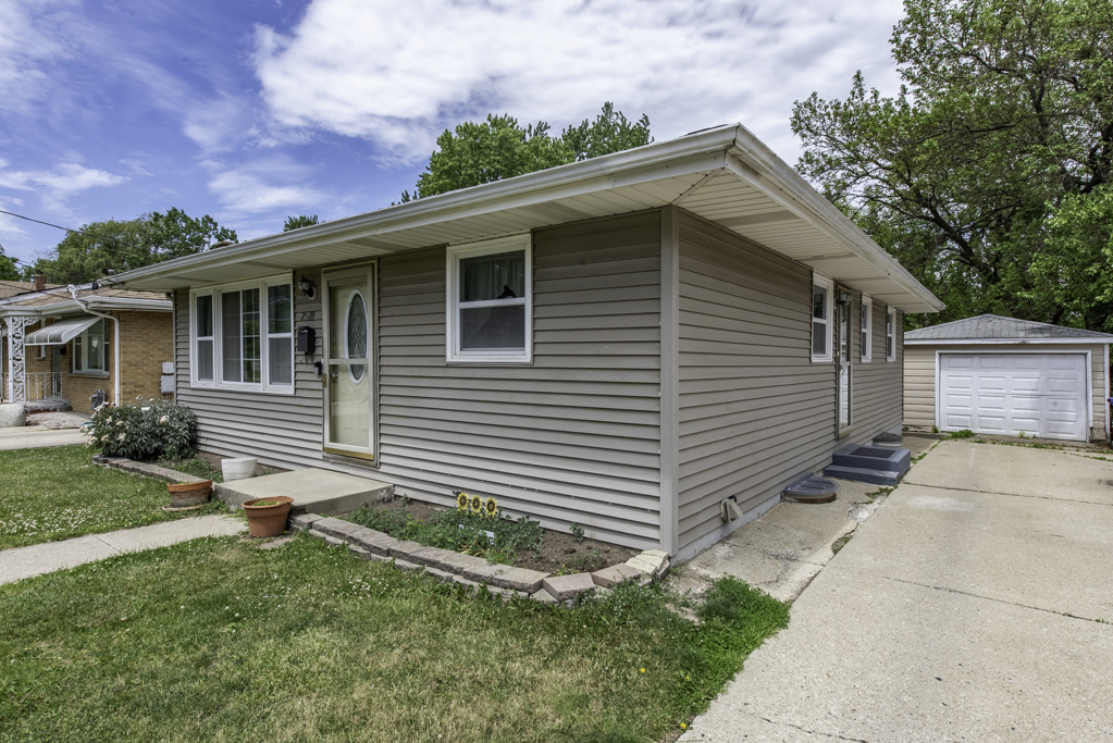 2528 Lucia Avenue, Waukegan, IL 60085