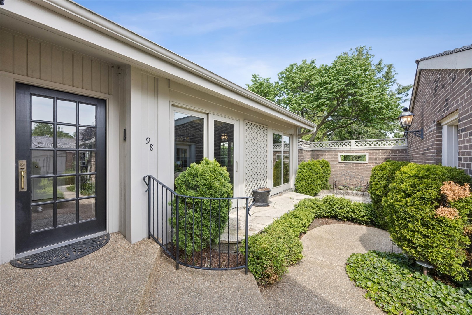 98 Briarwood Circle, Oak Brook, IL 60523