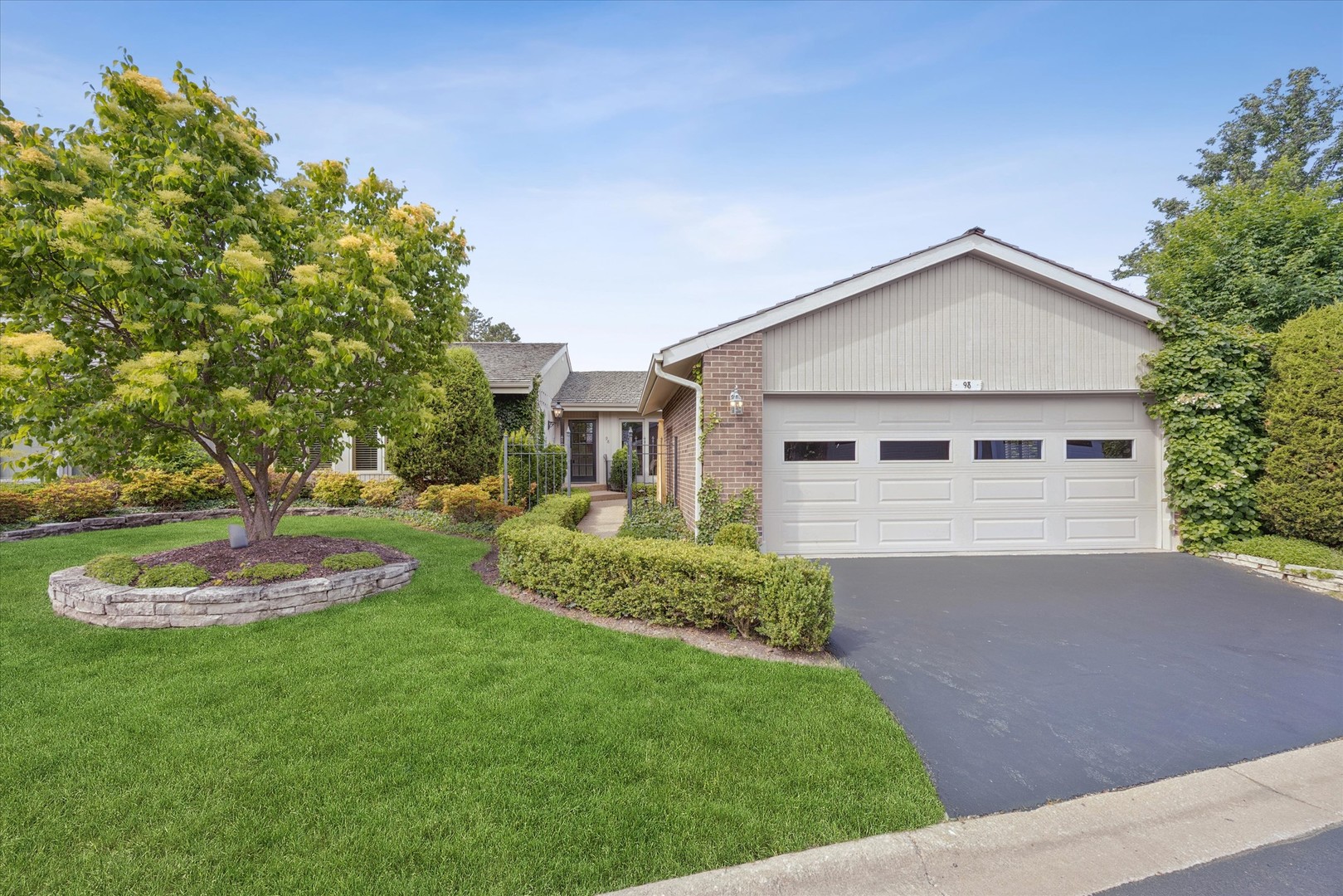 98 Briarwood Circle, Oak Brook, IL 60523