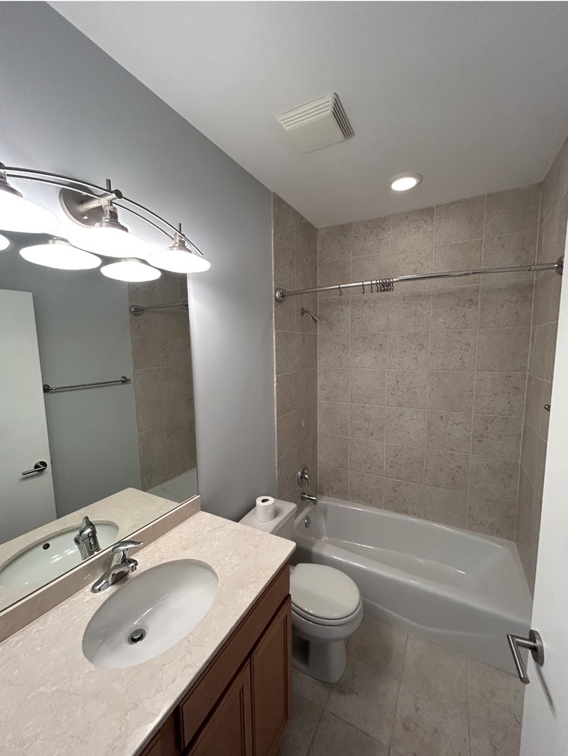 834 W Montrose Avenue #403, Chicago, IL 60613