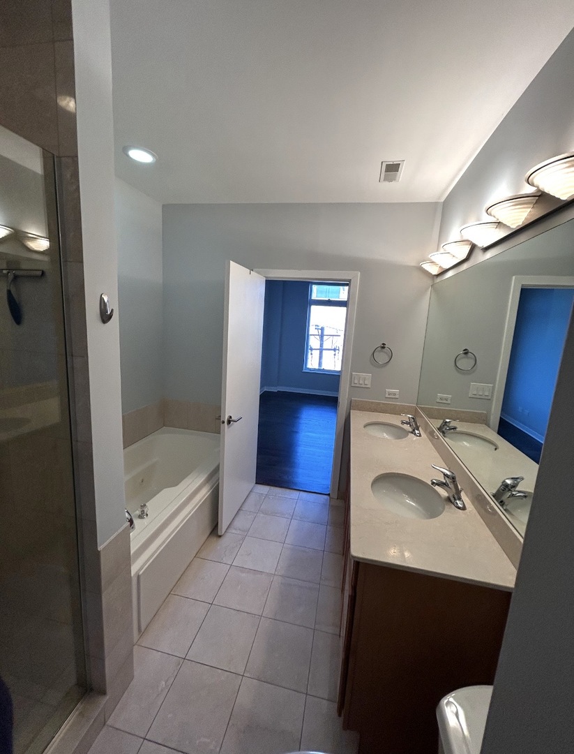 834 W Montrose Avenue #403, Chicago, IL 60613