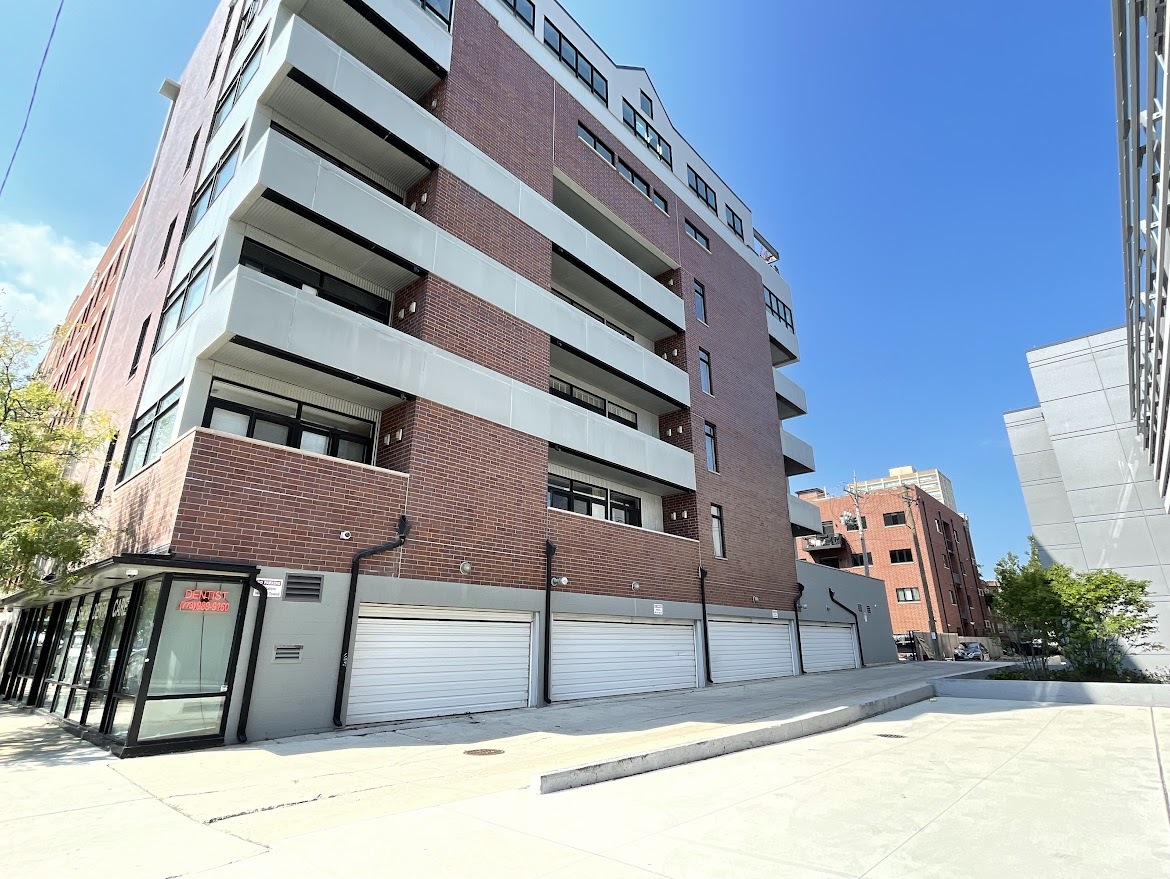 834 W Montrose Avenue #403, Chicago, IL 60613