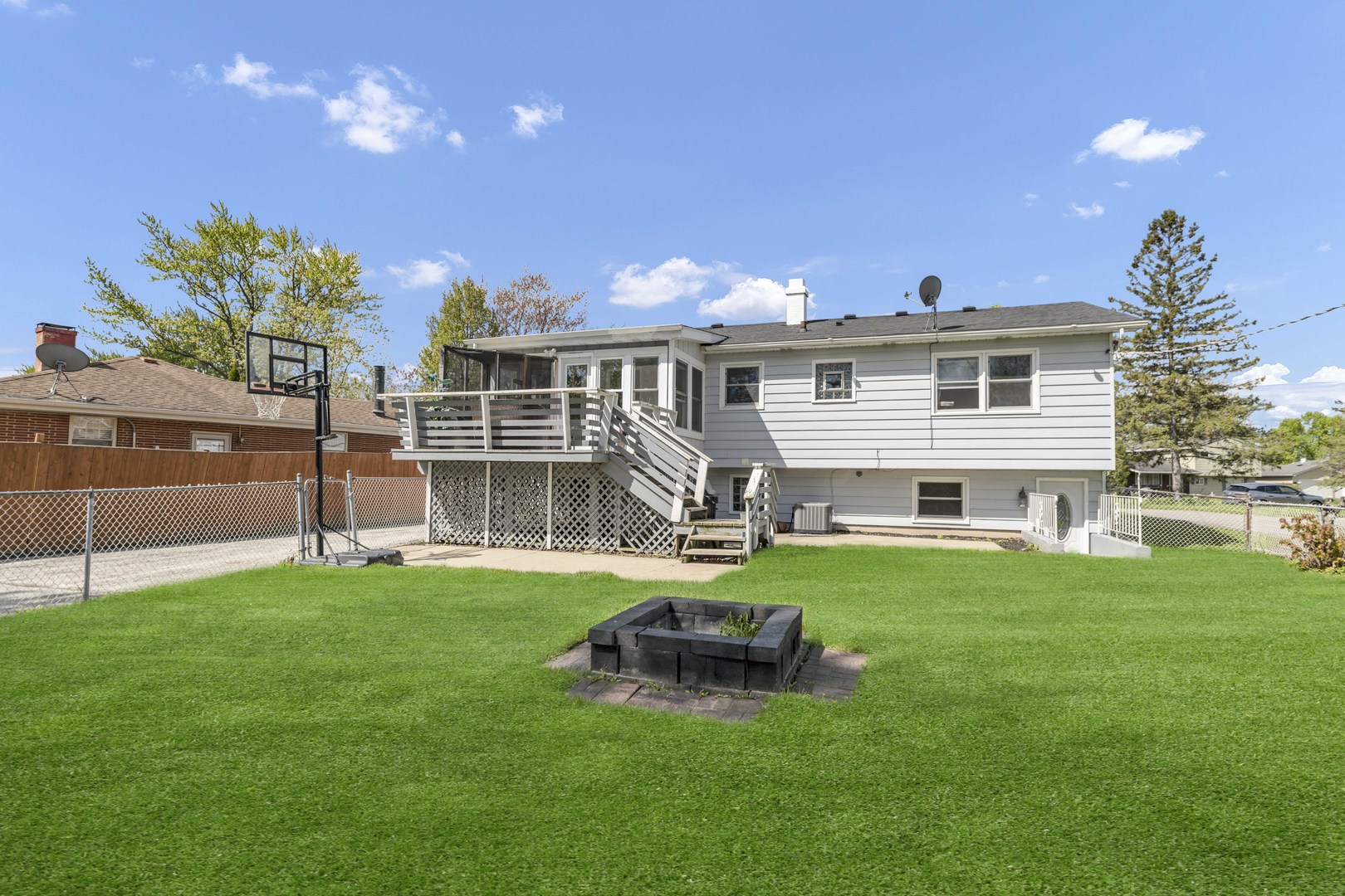 419 DEERPATH Drive, Lindenhurst, IL 60046