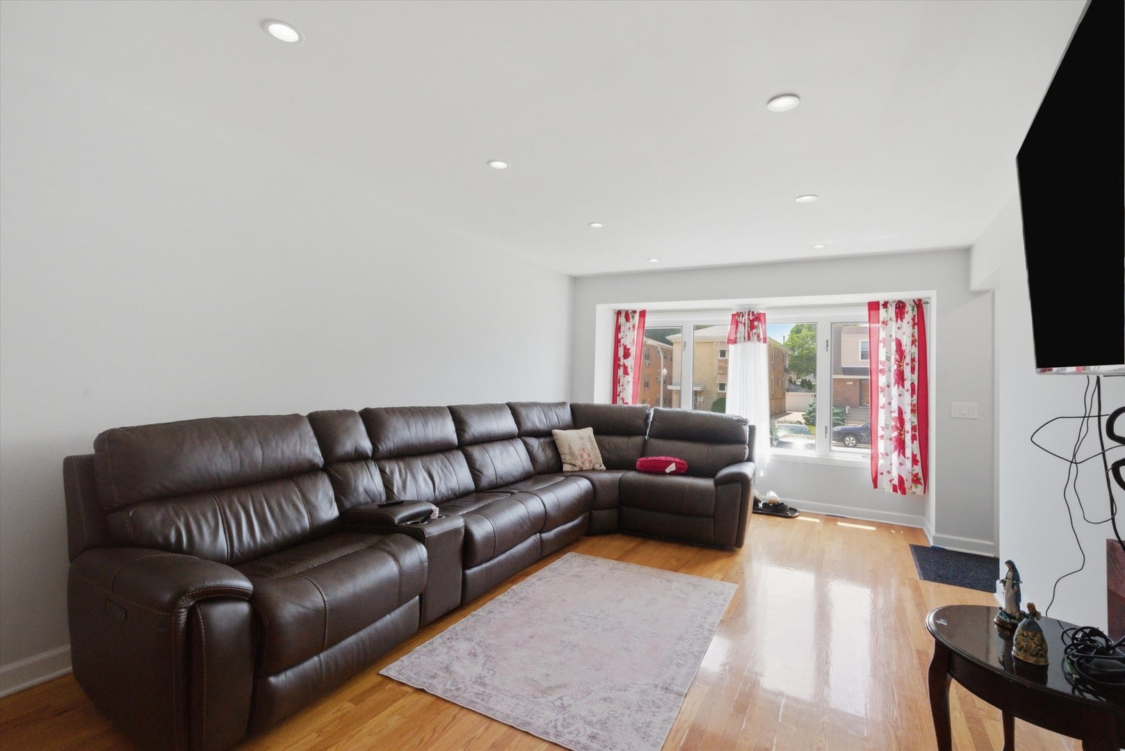 6122 W Leland Avenue, Chicago, IL 60630