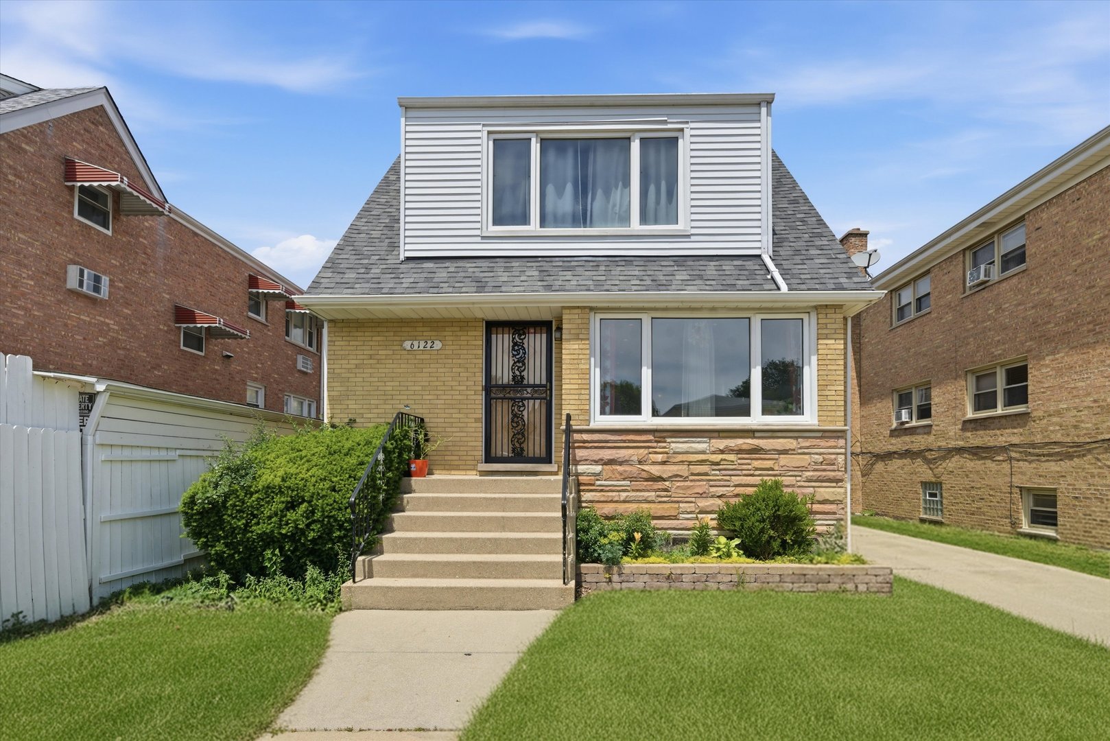 6122 W Leland Avenue, Chicago, IL 60630
