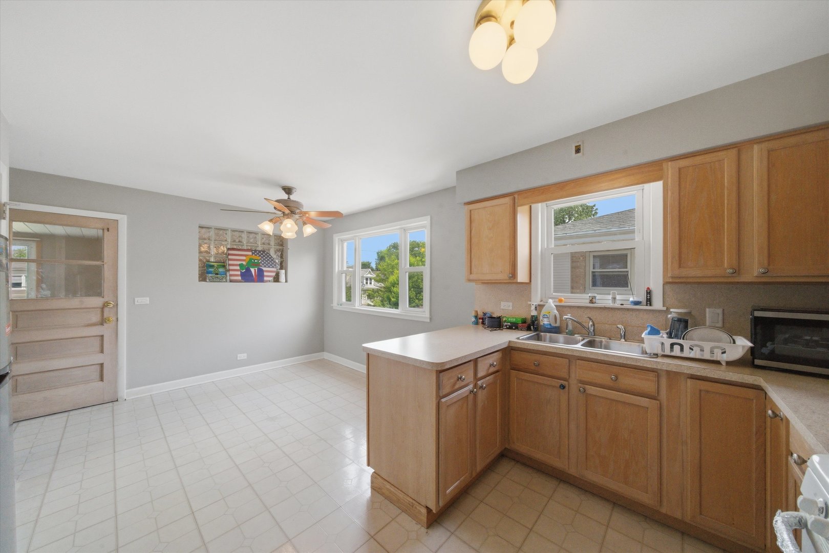 6122 W Leland Avenue, Chicago, IL 60630