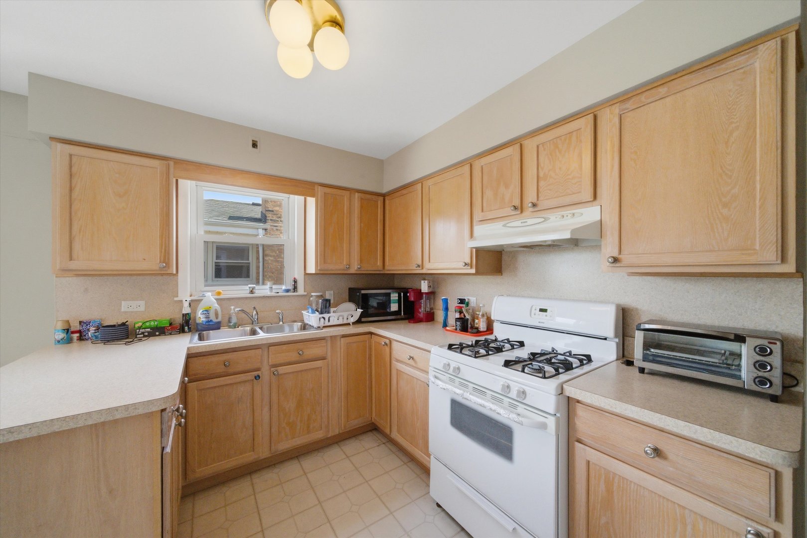 6122 W Leland Avenue, Chicago, IL 60630