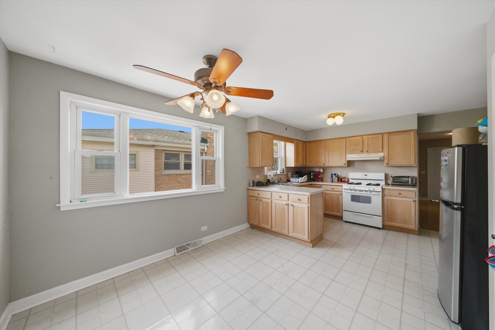 6122 W Leland Avenue, Chicago, IL 60630