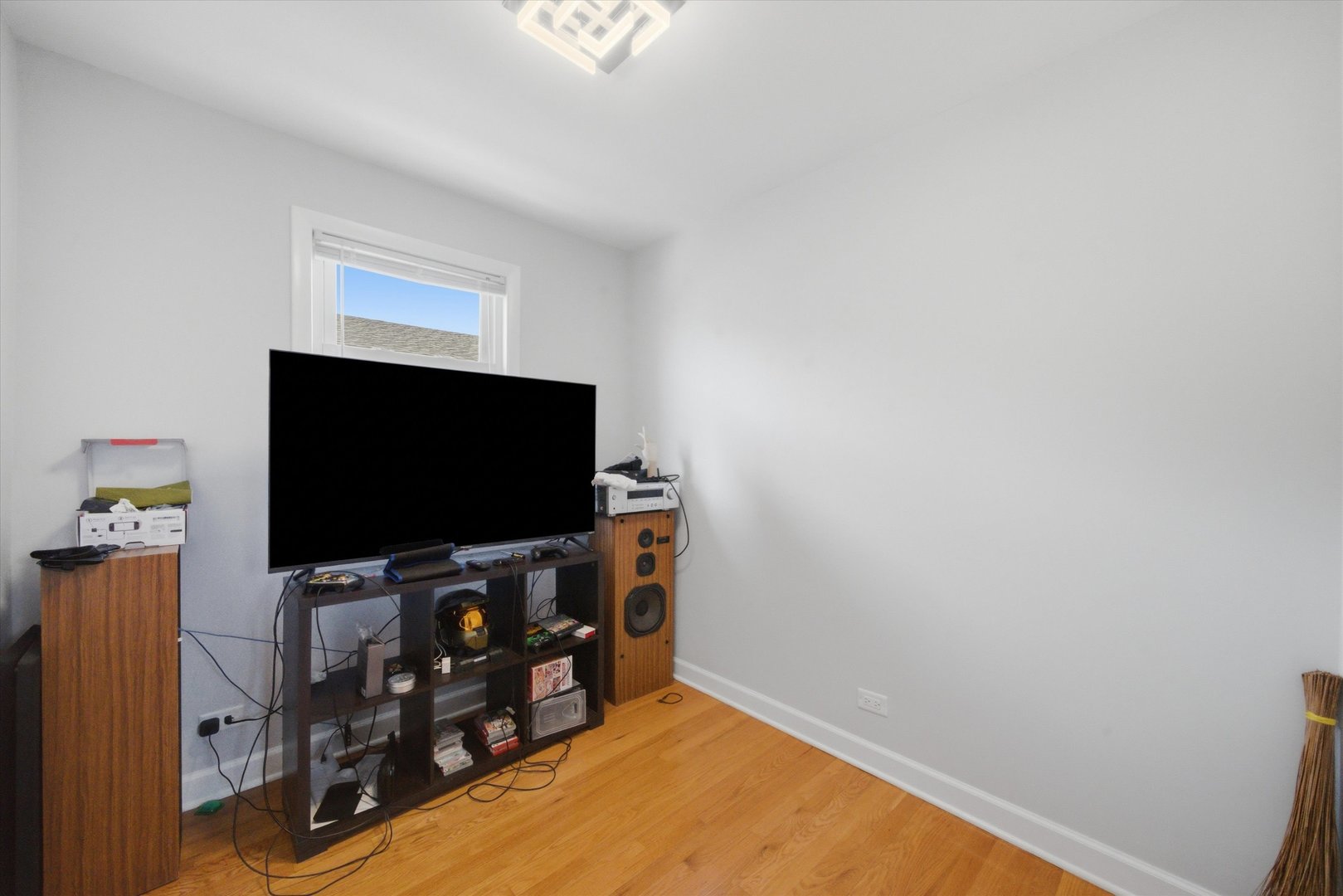6122 W Leland Avenue, Chicago, IL 60630