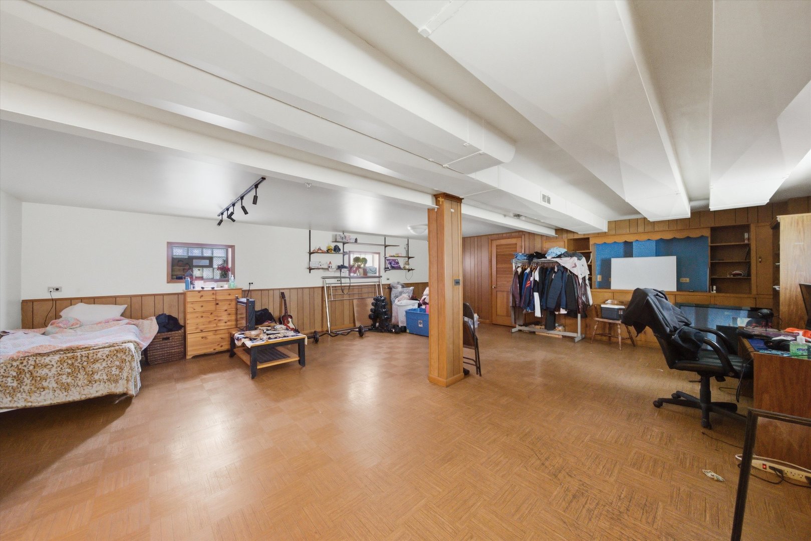 6122 W Leland Avenue, Chicago, IL 60630