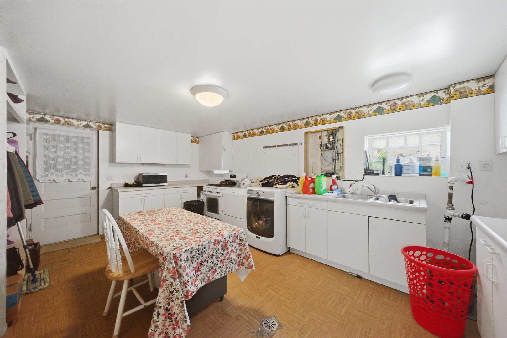 6122 W Leland Avenue, Chicago, IL 60630