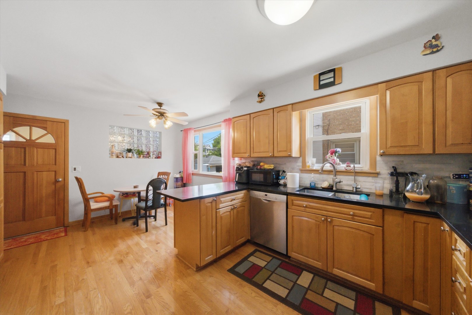 6122 W Leland Avenue, Chicago, IL 60630