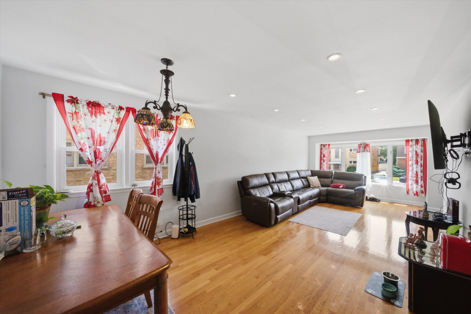 6122 W Leland Avenue, Chicago, IL 60630