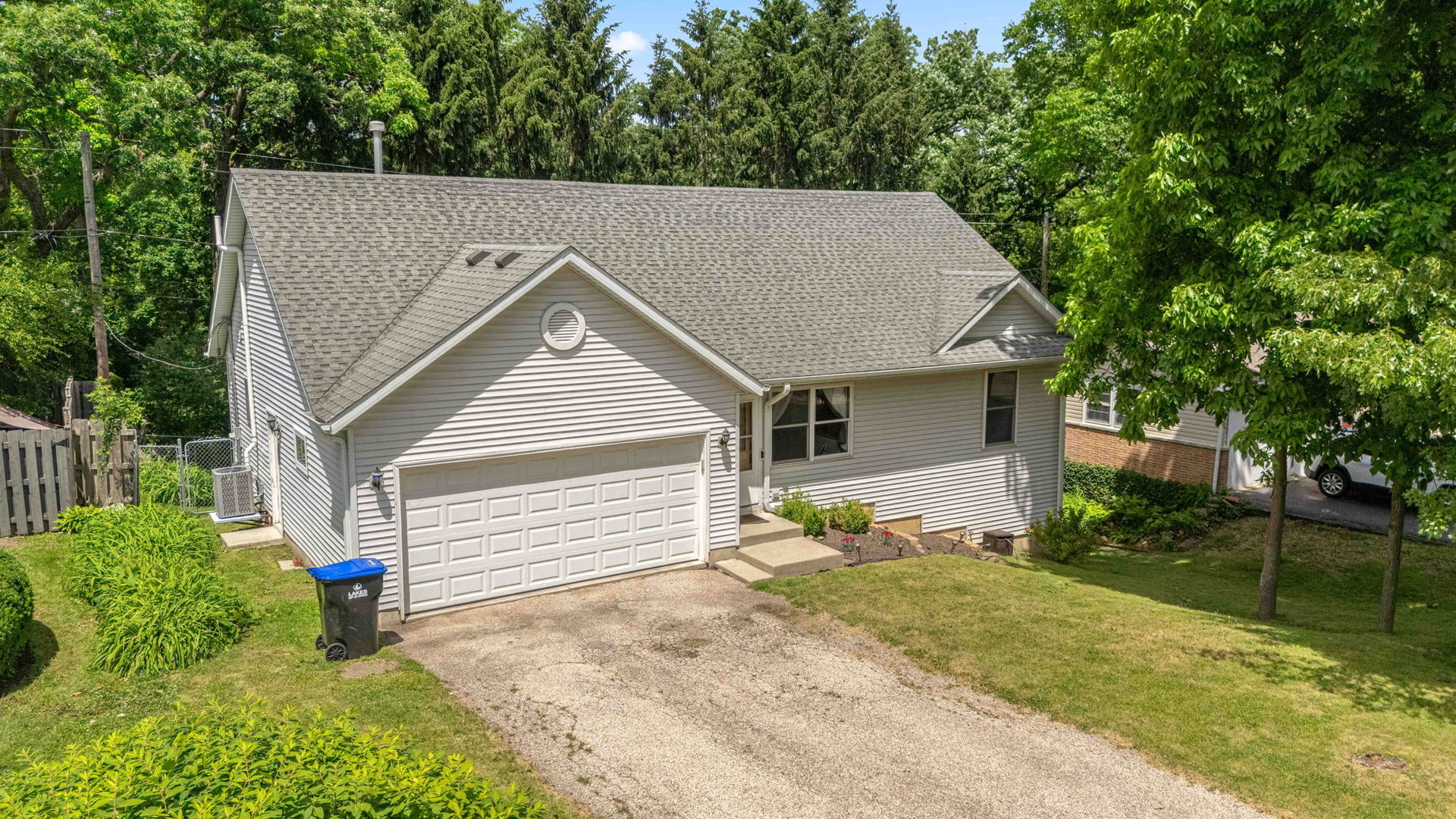 1820 W Oakleaf Drive, McHenry, IL 60051