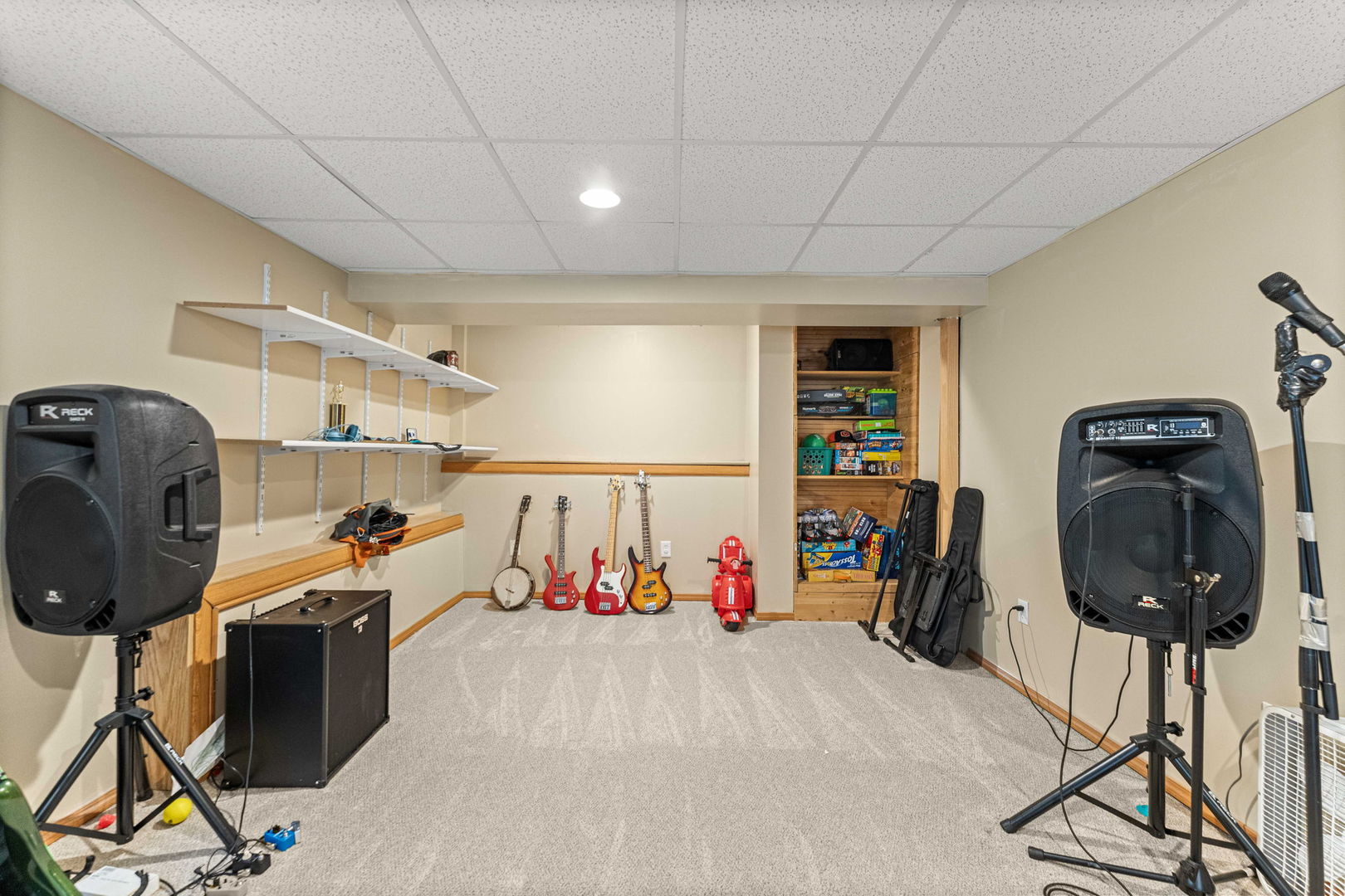1820 W Oakleaf Drive, McHenry, IL 60051