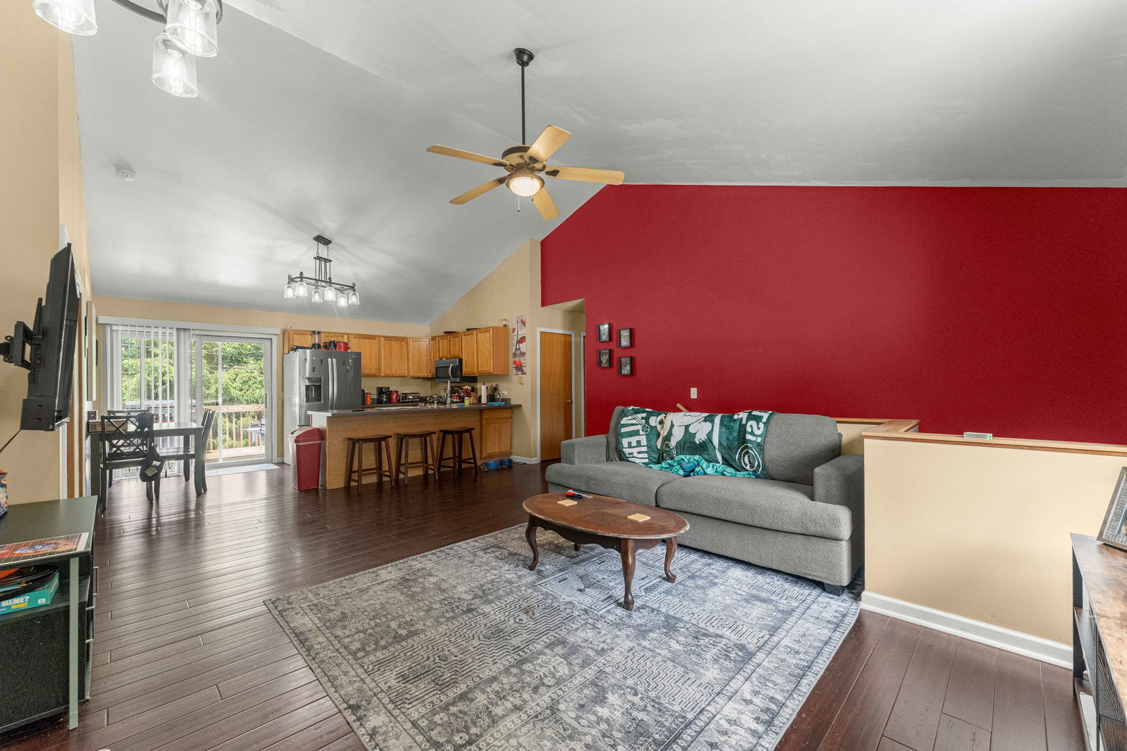 1820 W Oakleaf Drive, McHenry, IL 60051