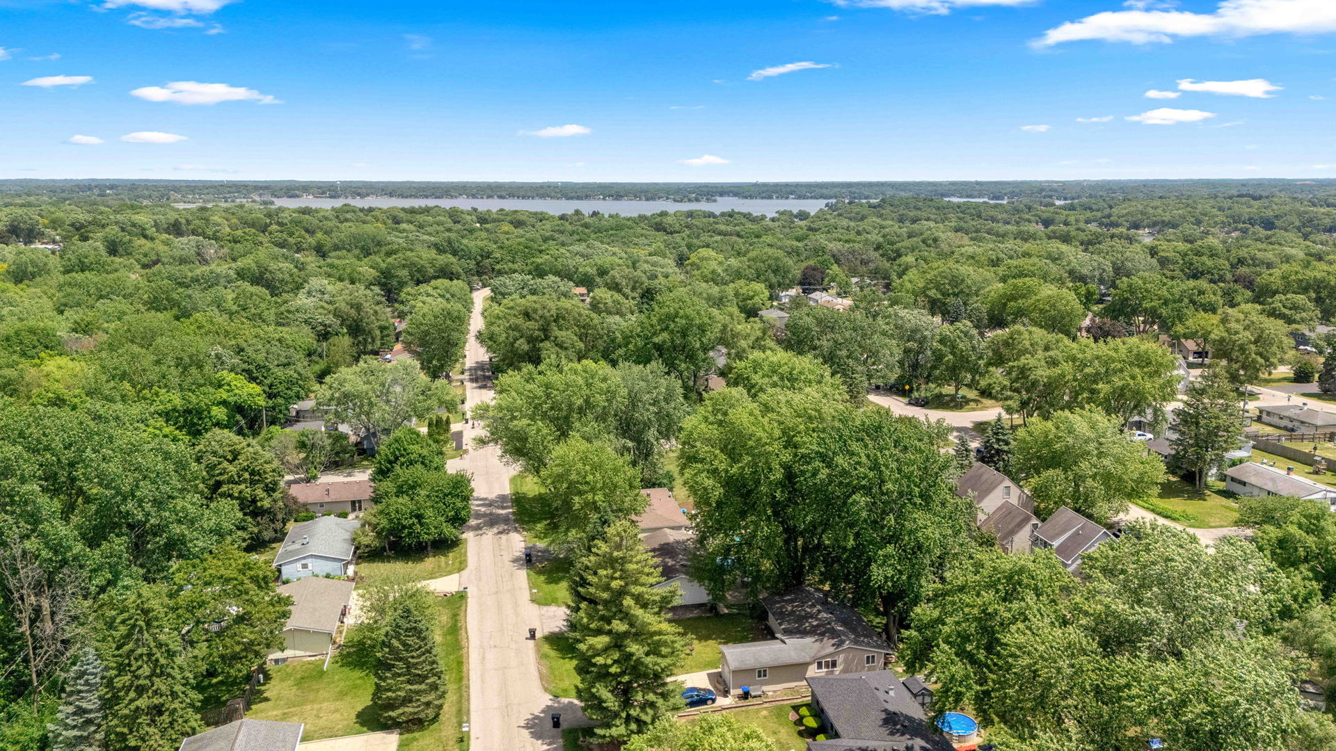 1820 W Oakleaf Drive, McHenry, IL 60051
