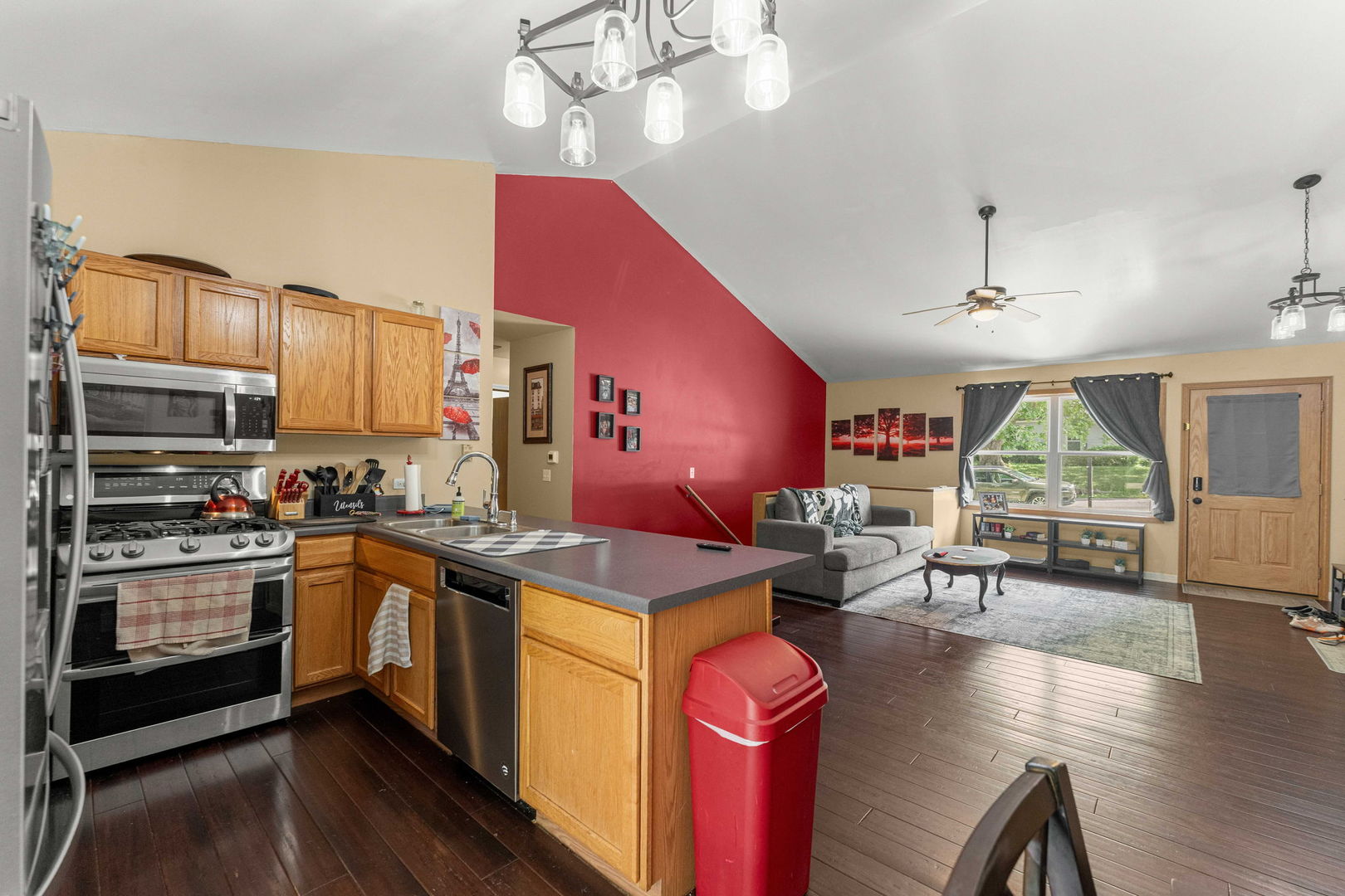 1820 W Oakleaf Drive, McHenry, IL 60051