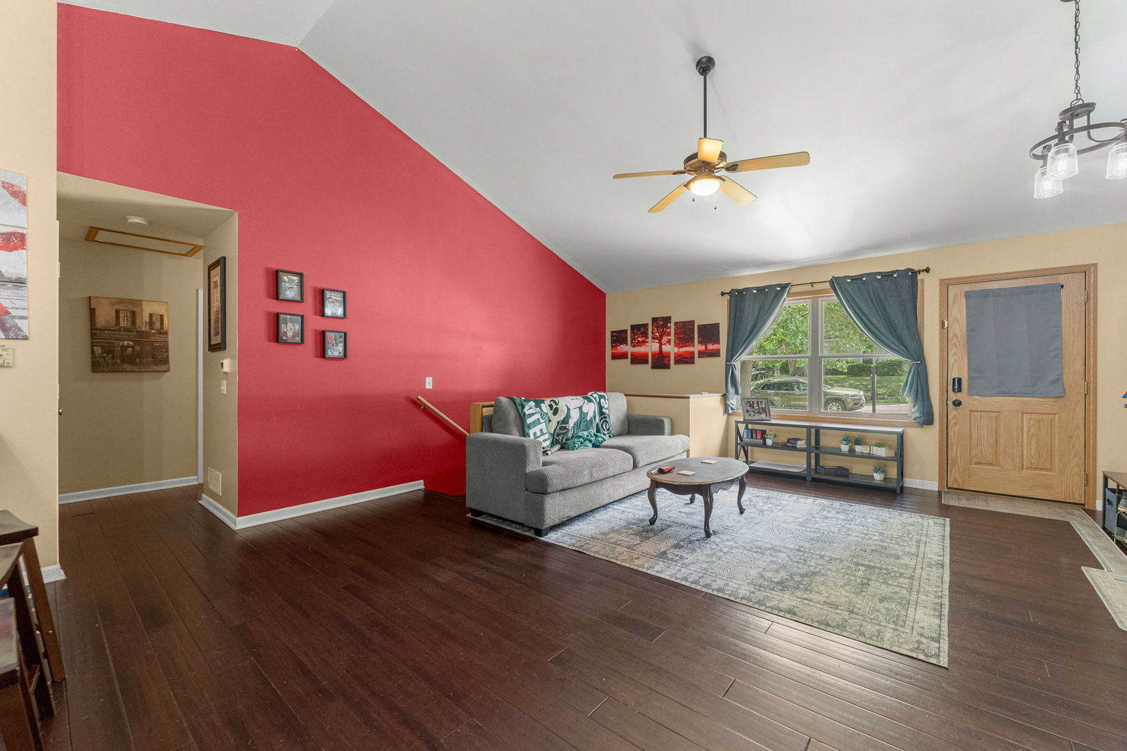 1820 W Oakleaf Drive, McHenry, IL 60051