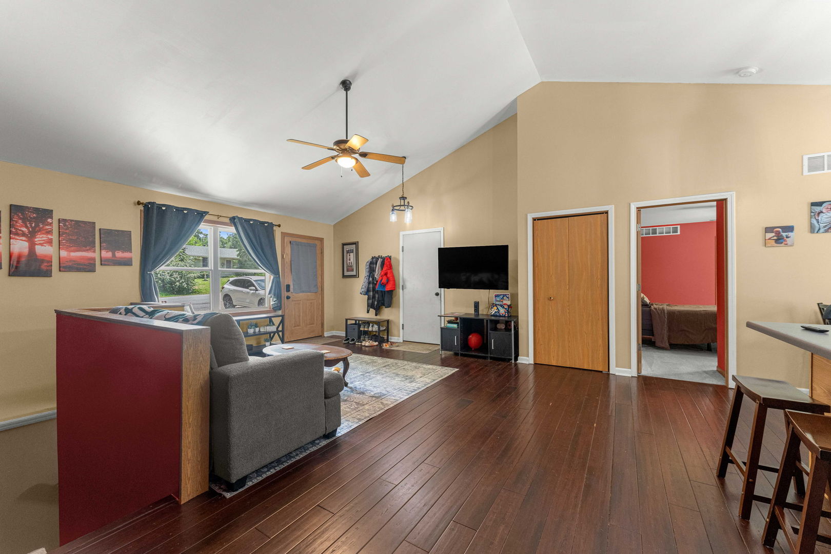1820 W Oakleaf Drive, McHenry, IL 60051
