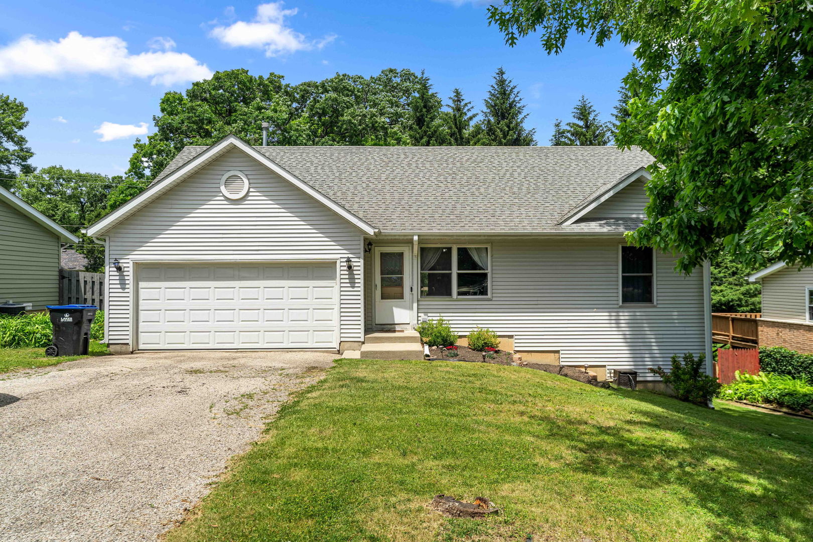 1820 W Oakleaf Drive, McHenry, IL 60051