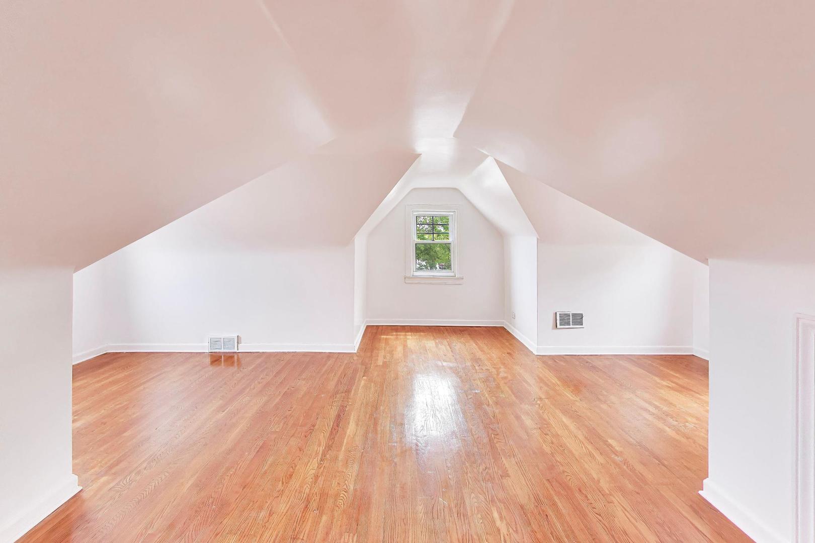 5718 N Parkside Avenue, Chicago, IL 60646