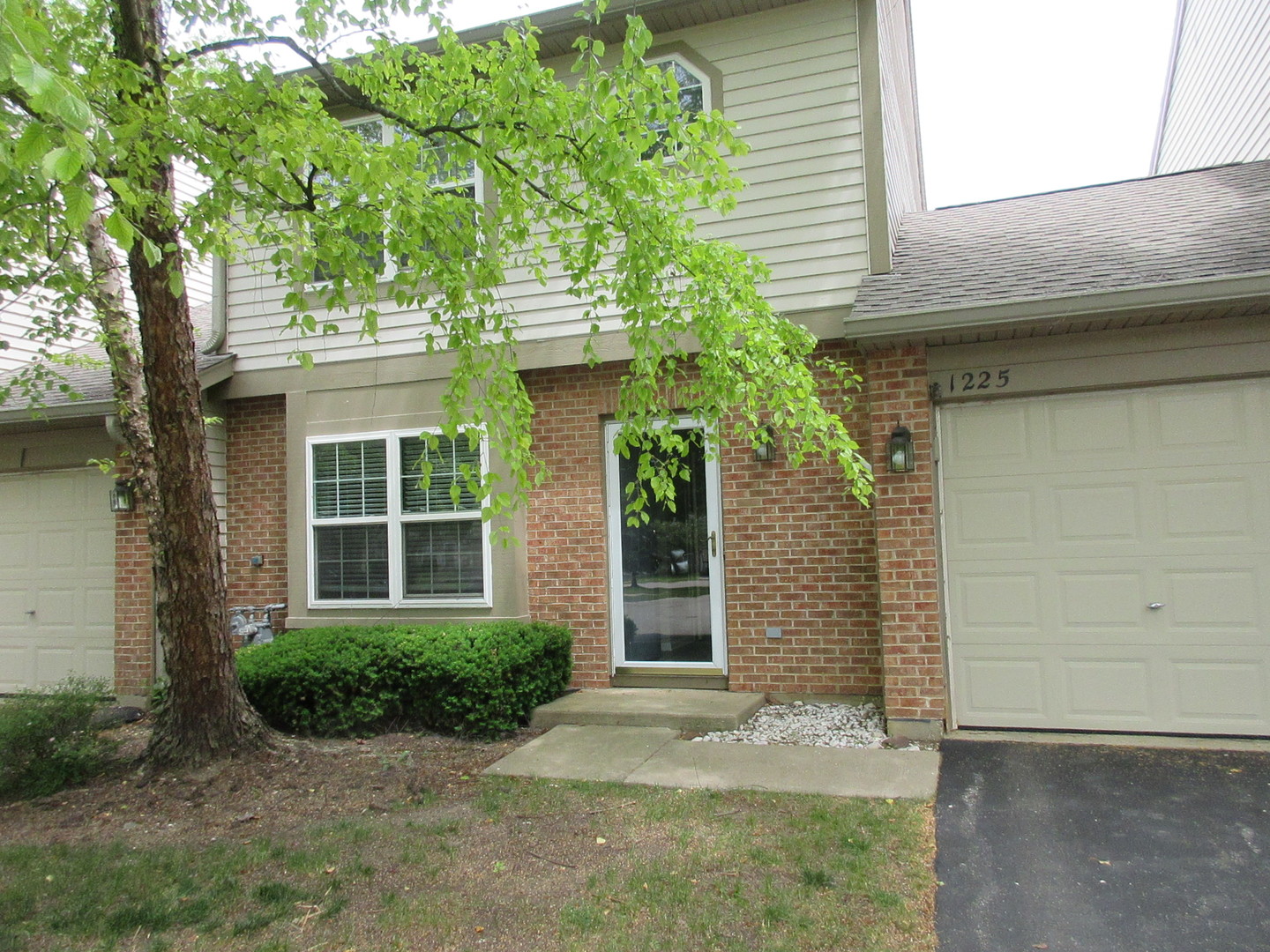 1225 N Village Drive, Round Lake Beach, IL 60073