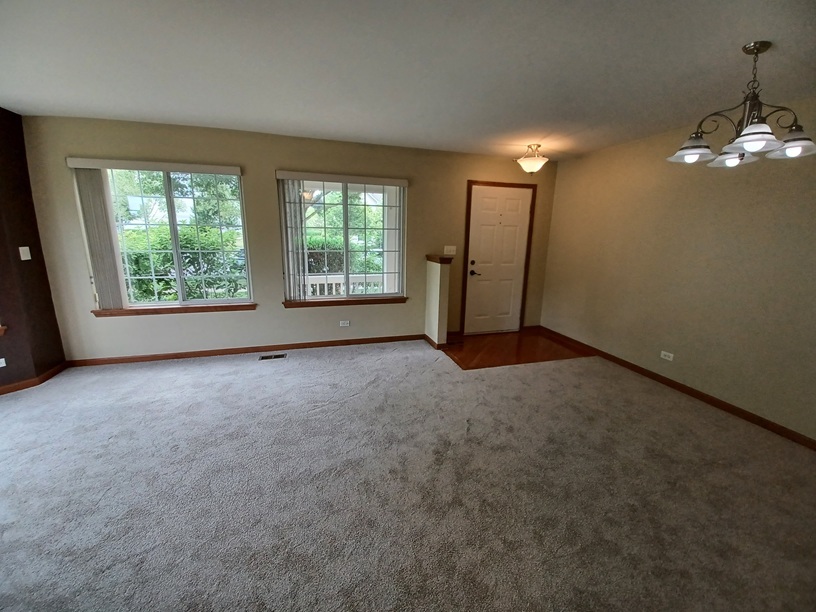 661 Lincoln Station Drive, Oswego, IL 60543