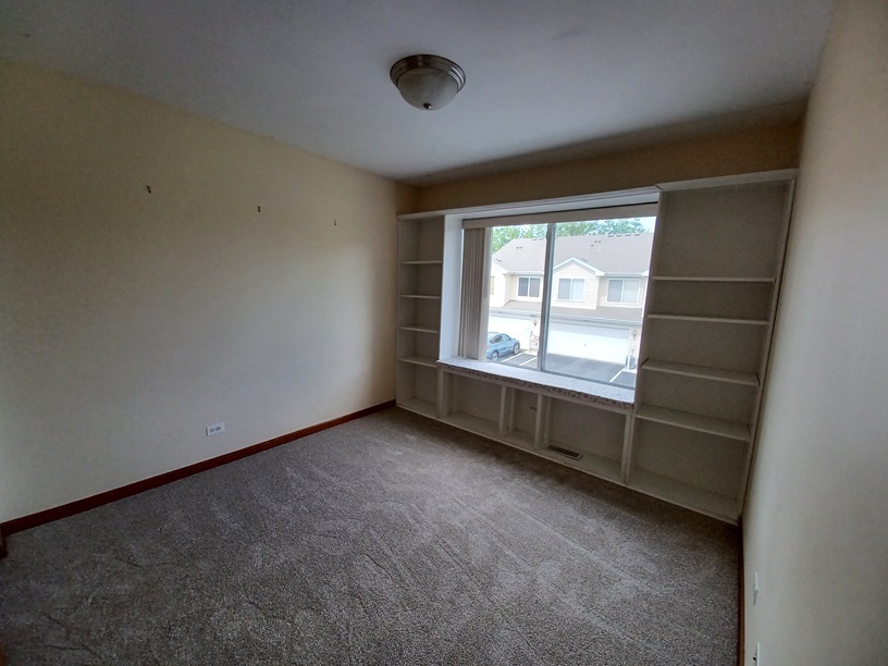 661 Lincoln Station Drive, Oswego, IL 60543
