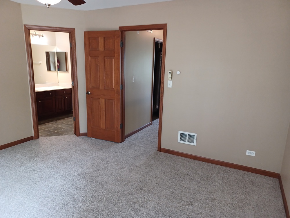 661 Lincoln Station Drive, Oswego, IL 60543