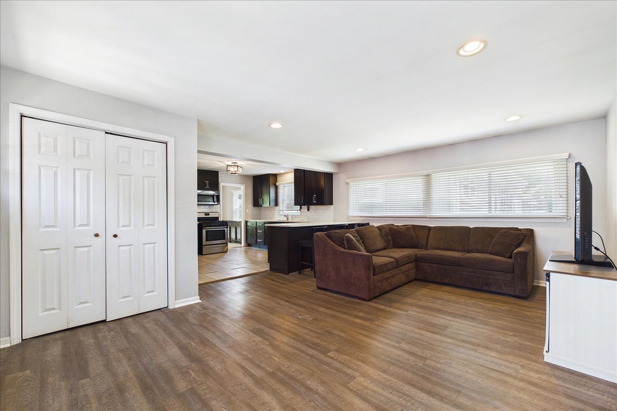 52 S Midland Avenue, Mundelein, IL 60060