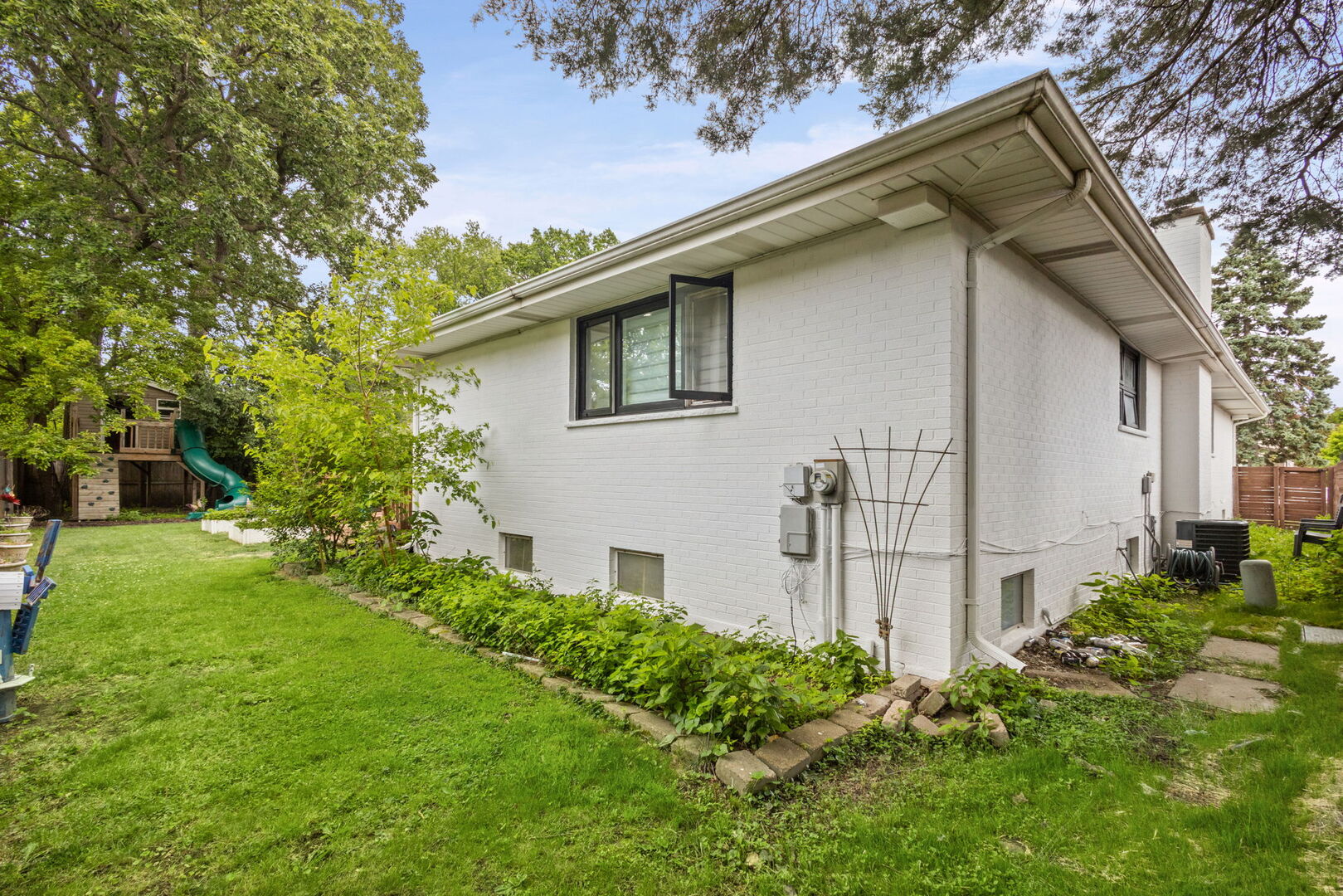 6913 N Concord Lane, Niles, IL 60714