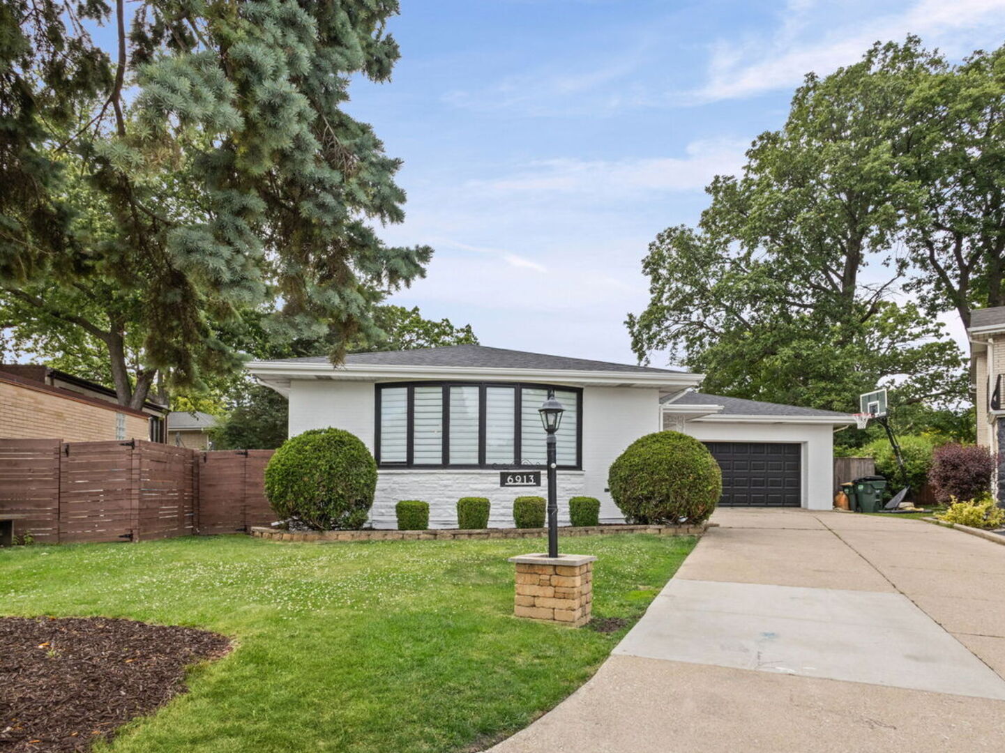 6913 N Concord Lane, Niles, IL 60714