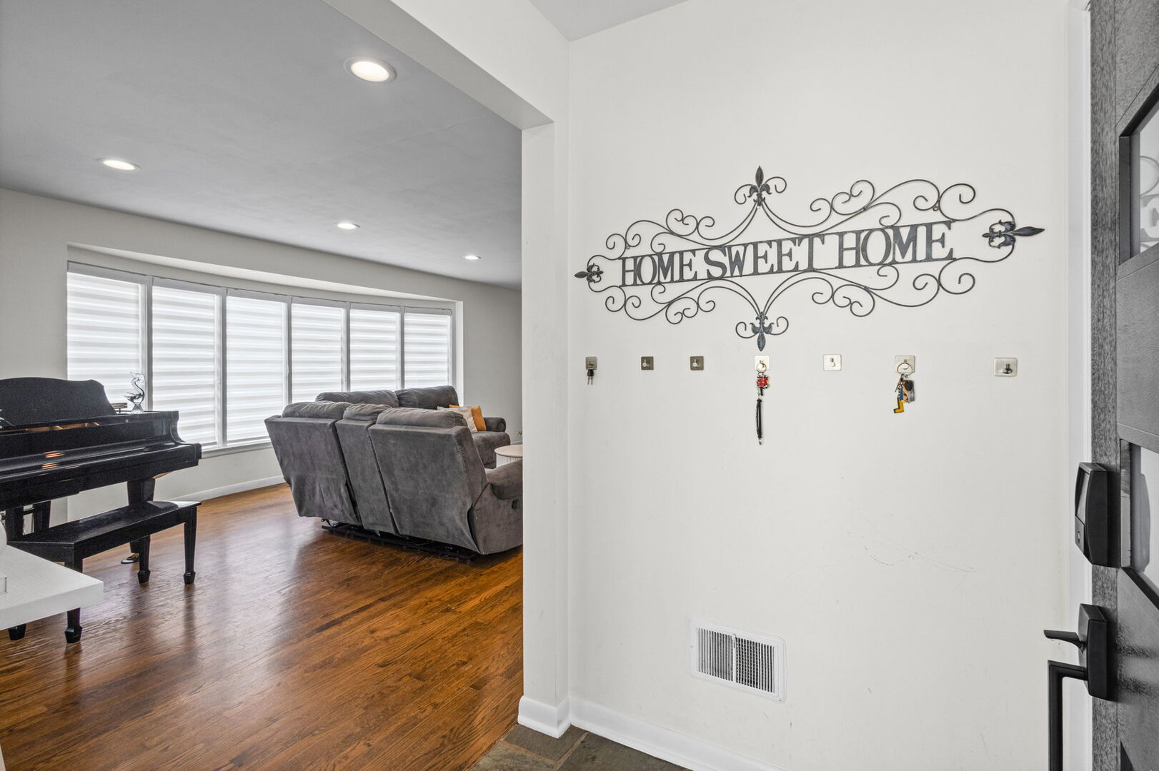 6913 N Concord Lane, Niles, IL 60714