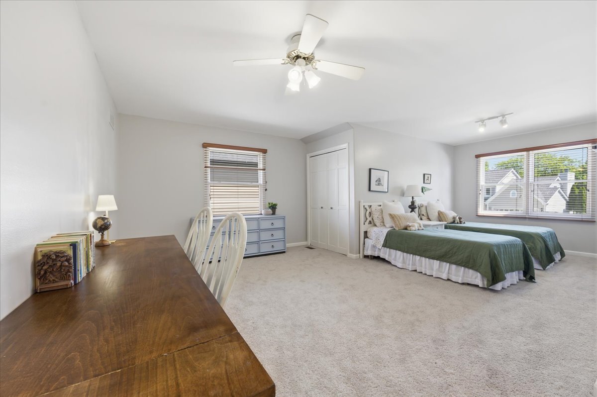221 Breckenridge Drive, Aurora, IL 60504