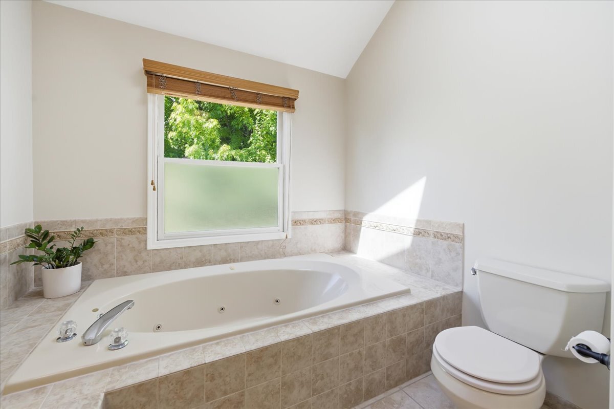 221 Breckenridge Drive, Aurora, IL 60504