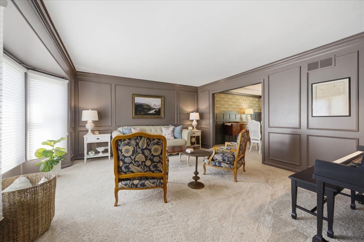 221 Breckenridge Drive, Aurora, IL 60504